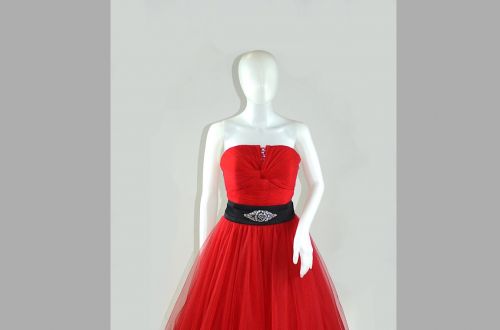 červené šaty