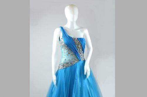 modré plesové šaty
